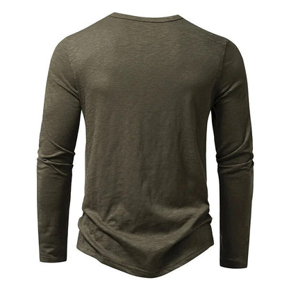 Rückansicht des olivgrünen Langarmshirts mit schlichtem Rückenteil, rundem Halsausschnitt und gerundetem Saum. 6