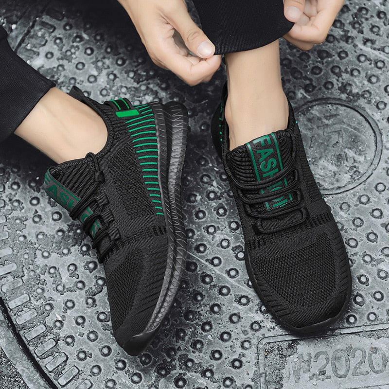 Schwarze Sportschuhe mit grünen Streifen, atmungsaktiv, rutschfest, für Herren.