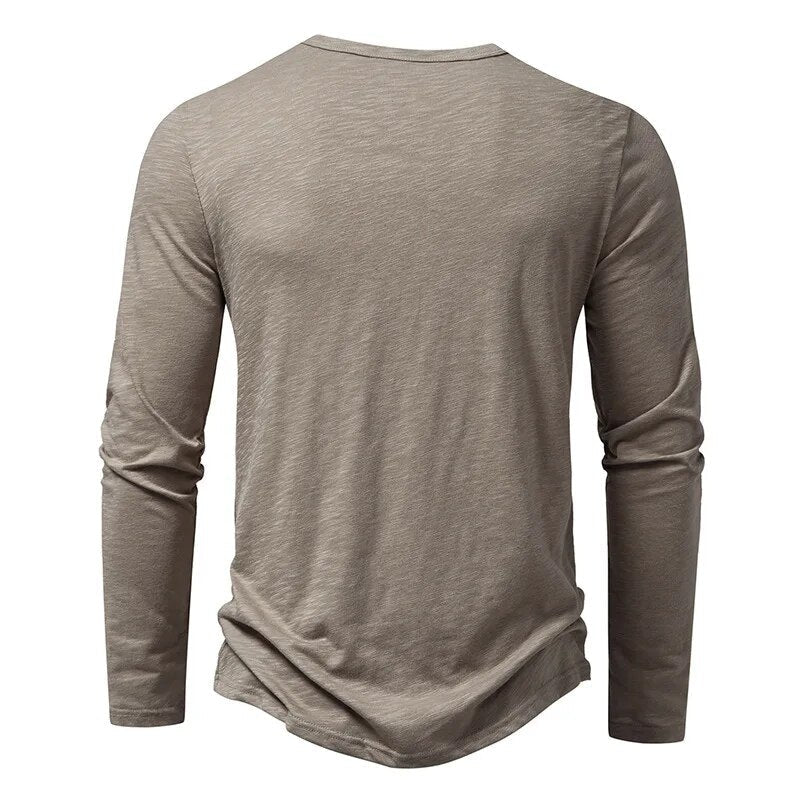 Rückansicht des taupefarbenen Langarmshirts mit rundem Ausschnitt, melierter Struktur und leicht gerundetem Saum. 3