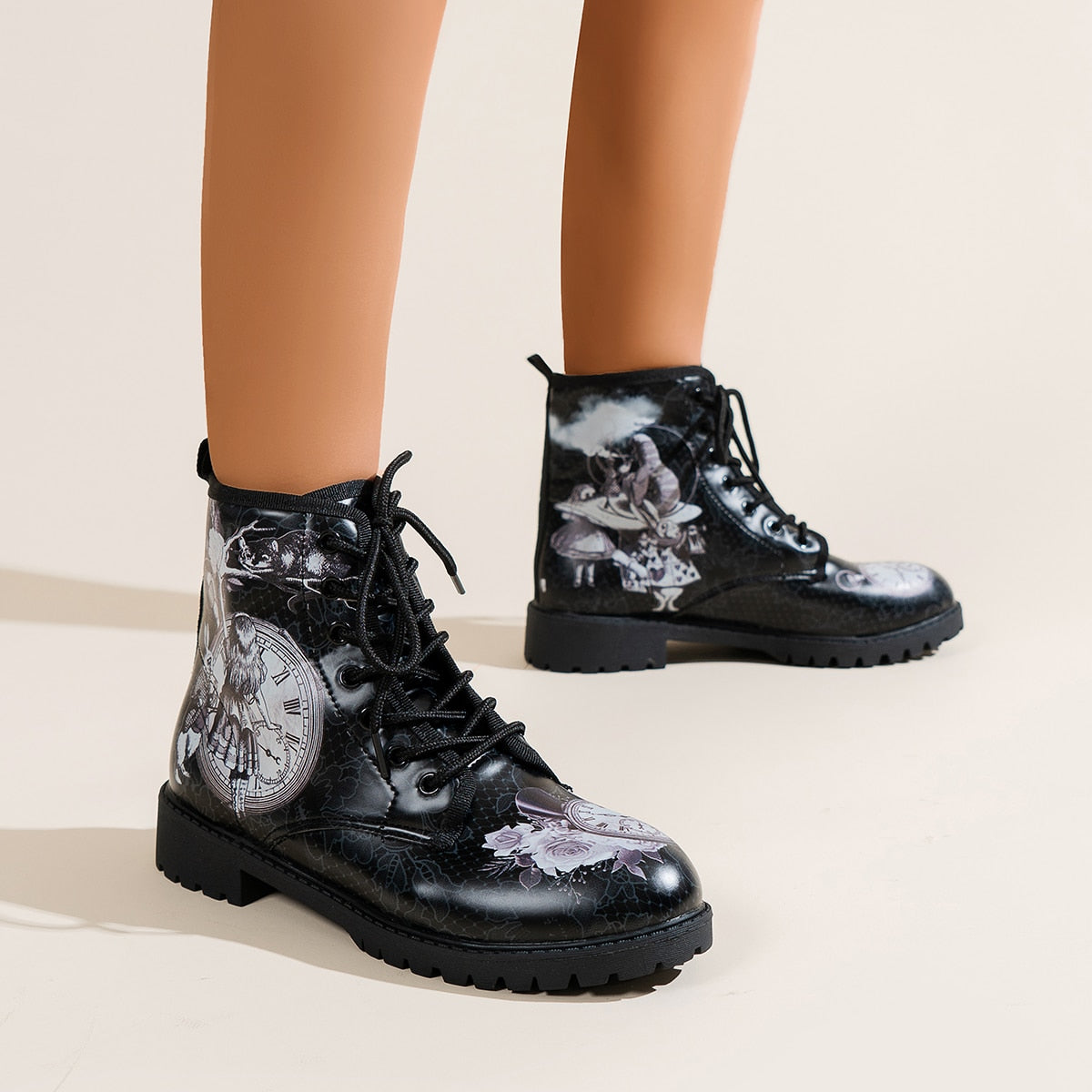 Schwarze Damenstiefel mit Blumenmuster, Schnürung, robuster Sohle, modisch, bequem.