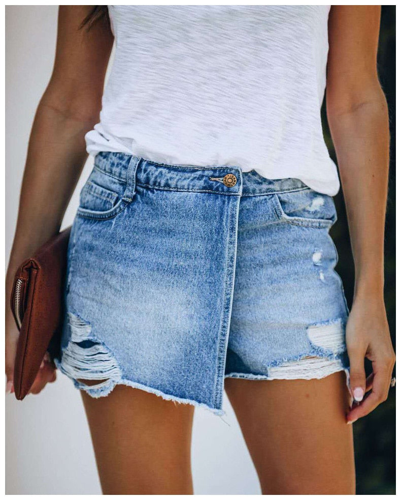Frau in zerrissenen blauen Jeansshorts und weißem T-Shirt, Sommermode, lässiger Stil.