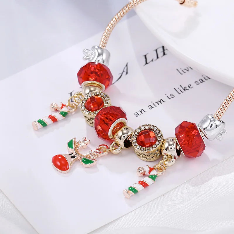 Weihnachtsarmband mit roten Kristallperlen, Rentier- und Zuckerstangenanhängern, festlicher Schmuck
