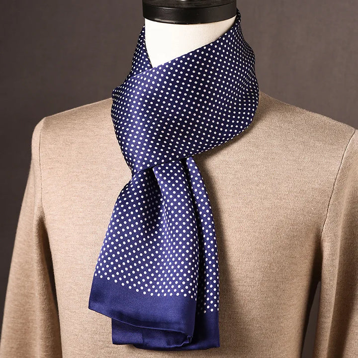 Marineblauer Seidenschal mit weißen Punkten, um eine Büste mit beigem Pullover gelegt. 2