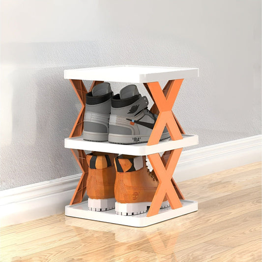 Moderner Schuhständer aus Holz, weiß-orange, mit zwei Paar Stiefeln, platzsparend, stilvoll.