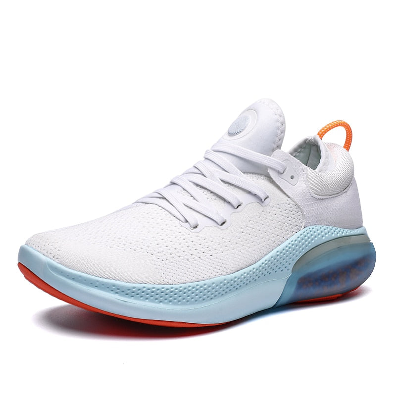 Weiße Sportschuhe, atmungsaktiv, mit blauer Sohle und rotem Akzent, ideal für Laufen und Fitness.