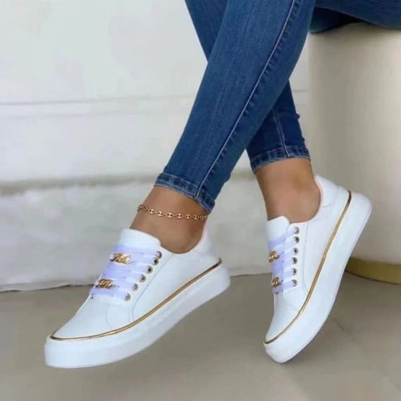Weiße Damen-Sneaker mit goldenen Details, lässig, modisch, bequem, ideal für Freizeitkleidung.