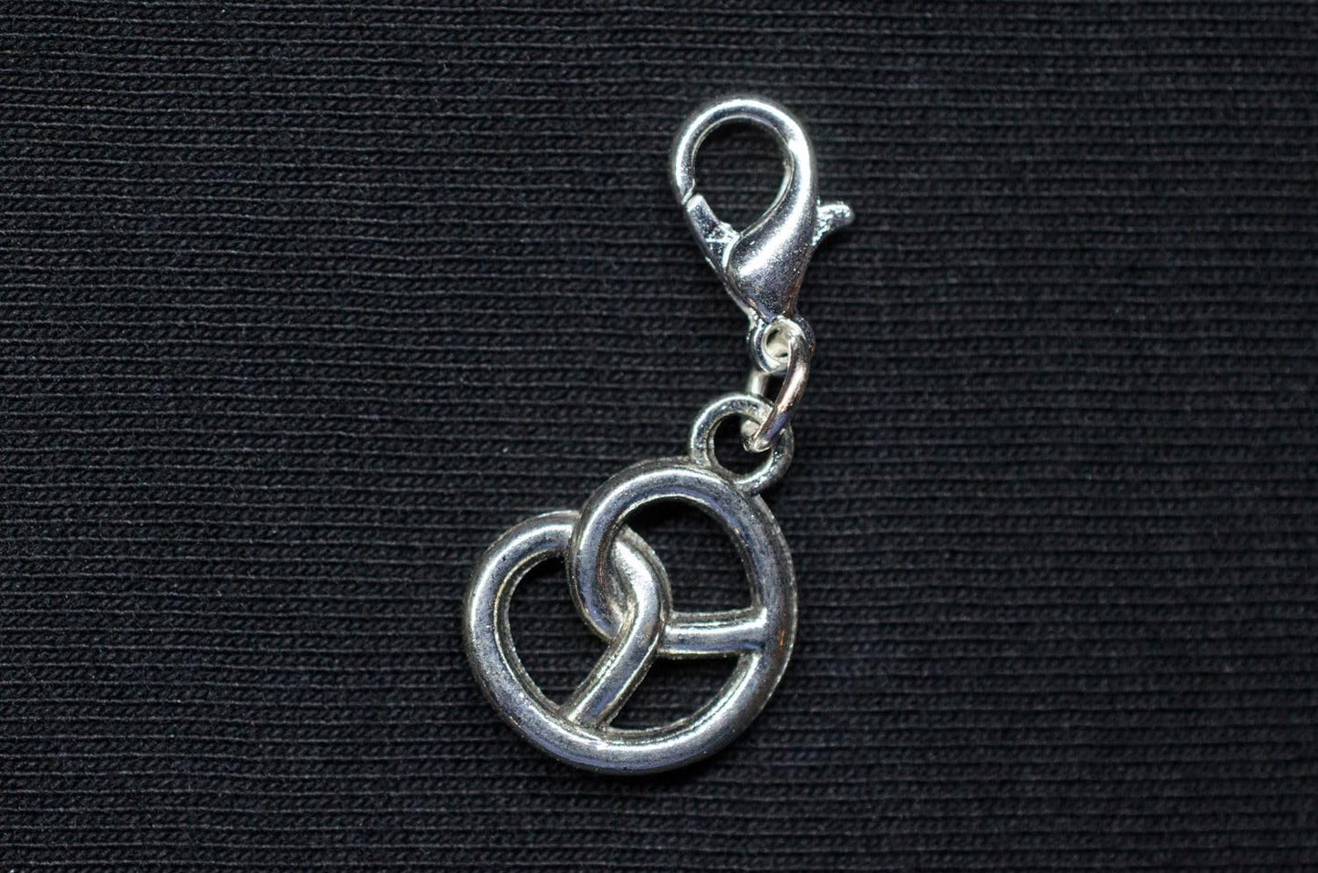 Silberner Brezel-Charm - CharmPretzel 