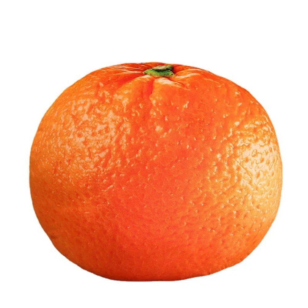 Orangefarbiges Kissen in Form einer Orange, realistisch, Dekoration, weiches Material.