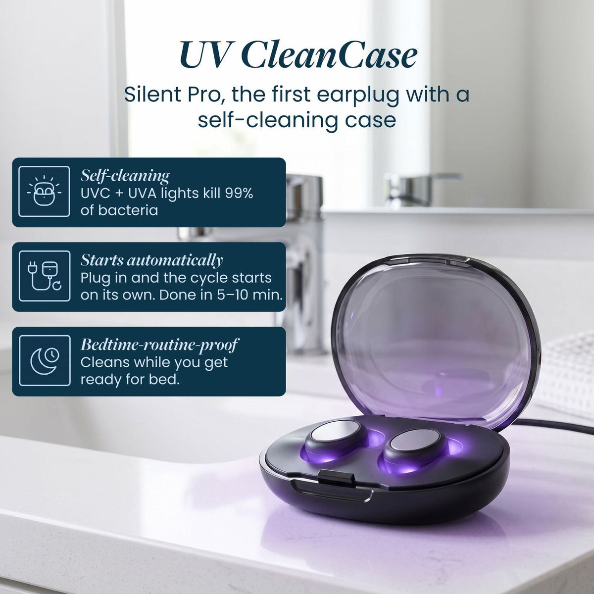 Englische Version: violett leuchtendes UV-Etui mit zwei Ohrstöpseln auf dem Waschtisch, daneben Kästen zu Selbstreinigung und Bedienung. 20