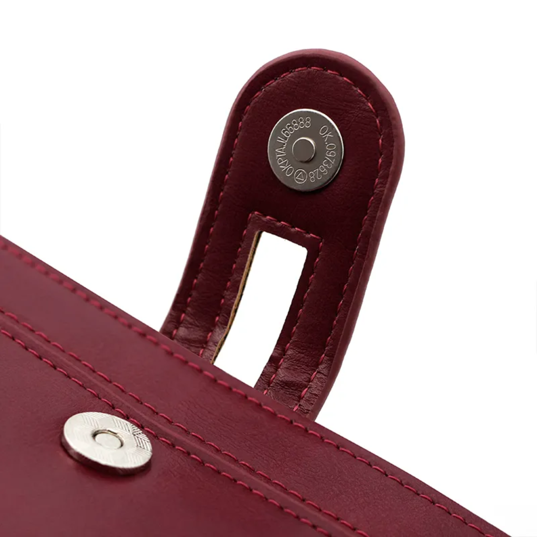 Rote lange Lederbrieftasche mit Druckknopfverschluss, elegantes Design, hochwertige Verarbeitung.