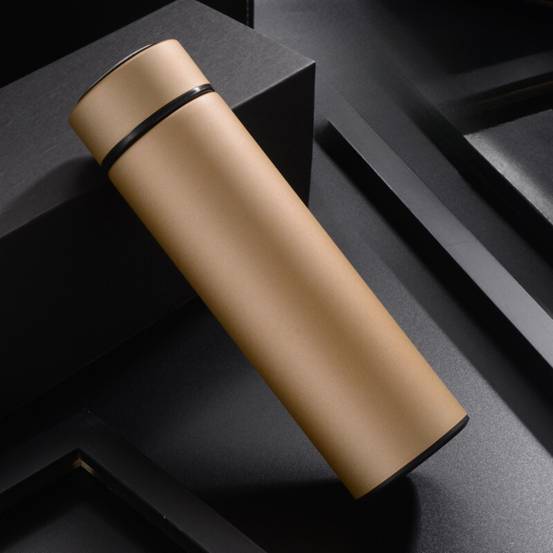 Goldene Thermosflasche, schlankes Design, Edelstahl, Temperaturanzeige, isoliert.