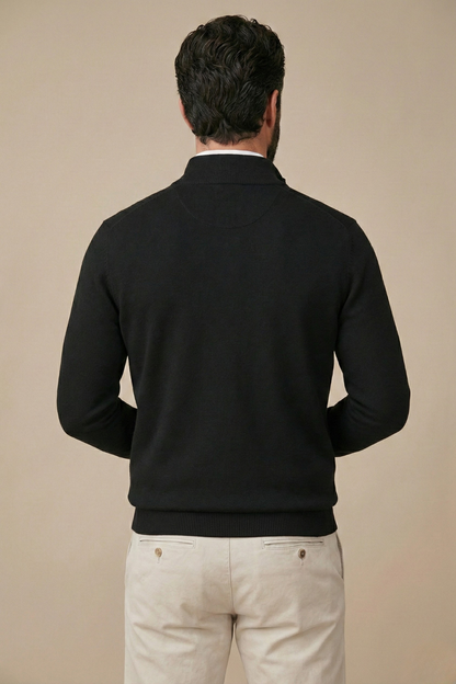 Rückansicht des schwarzen Pullovers mit Stehkragen und Rippbund, getragen von einem Model 2