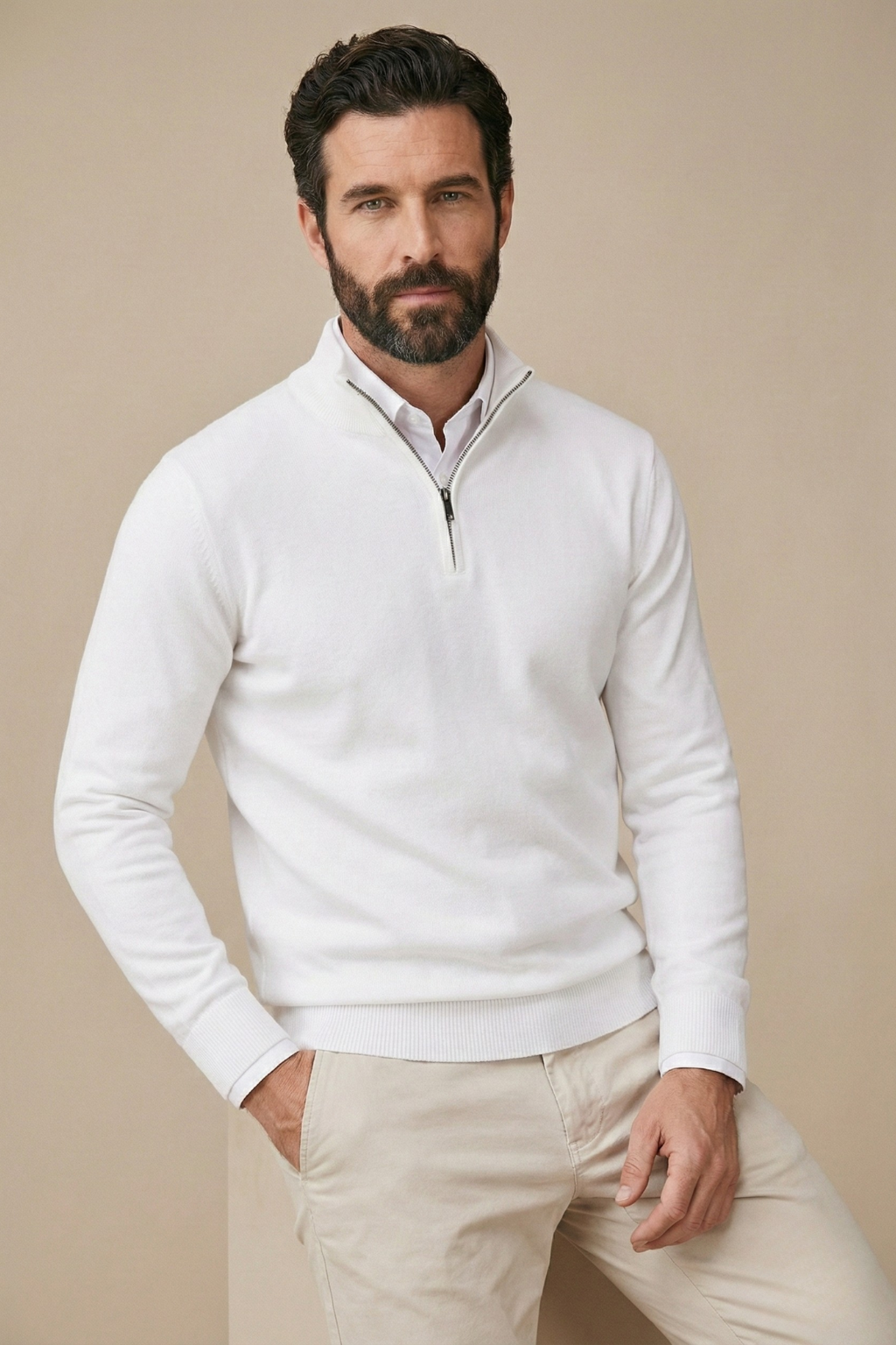 Weiße Variante des Pullovers, vom Model mit Hand in der Hosentasche zum weißen Hemd getragen 3