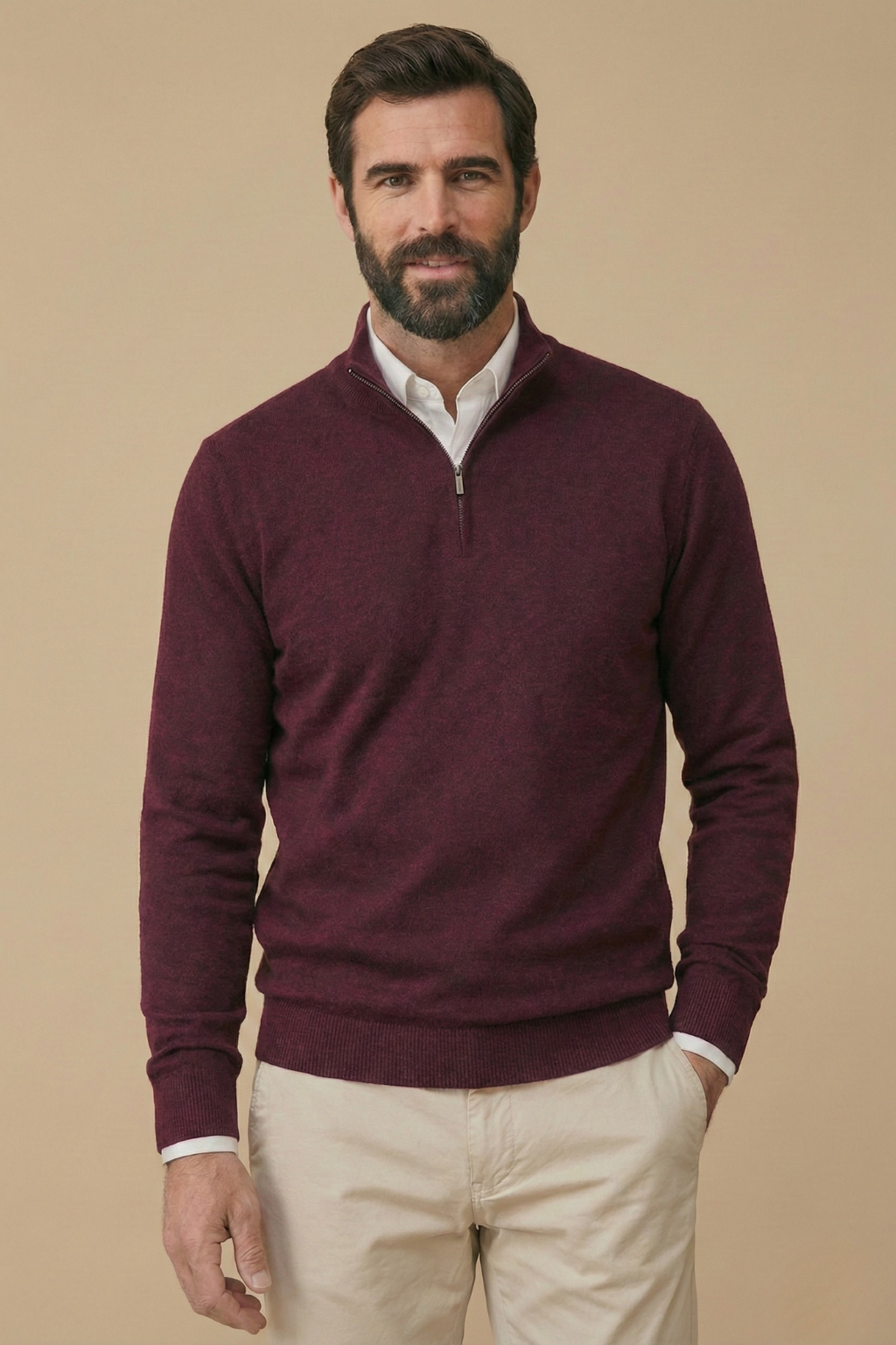 Pullover in meliertem Weinrot mit Stehkragen und Reißverschluss, vom lächelnden Model frontal getragen 4