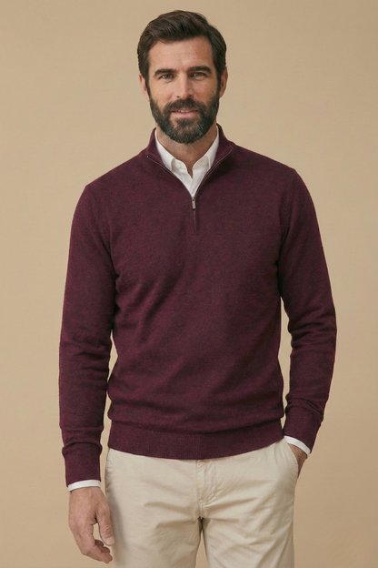 Pullover in meliertem Weinrot mit Stehkragen und Reißverschluss, vom lächelnden Model frontal getragen 4