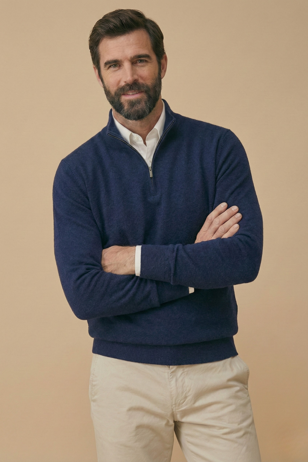 Marineblauer Pullover mit Halbreißverschluss, getragen von einem Model mit verschränkten Armen 5