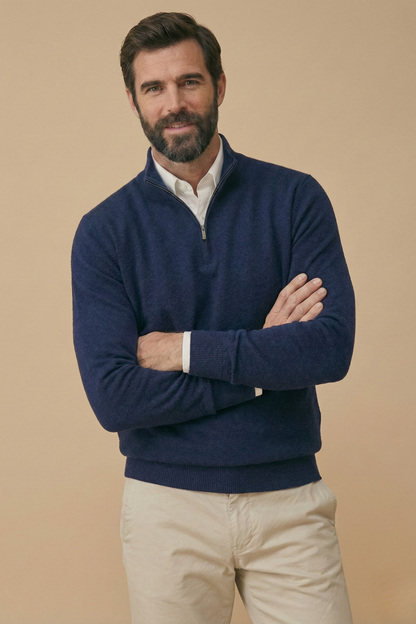 Marineblauer Pullover mit Halbreißverschluss, getragen von einem Model mit verschränkten Armen 5