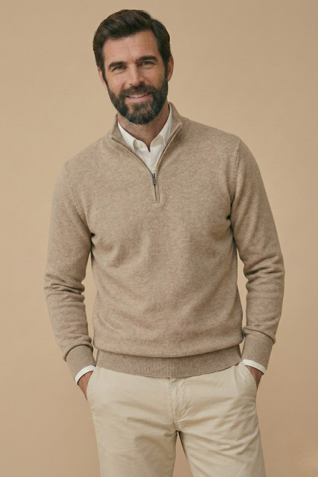 Beige melierte Variante des Pullovers mit Rippbund, vom lächelnden Model mit Händen in den Taschen getragen 6