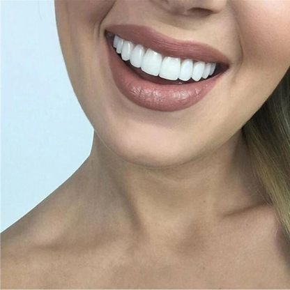 Nahaufnahme einer lächelnden Frau mit gleichmäßigen, strahlend weißen Zähnen und mattbraunem Lippenstift vor hellblauem Hintergrund. 3