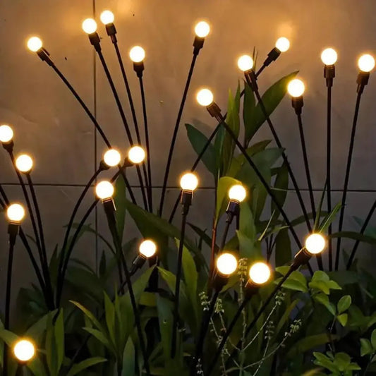 Solarbetriebene Gartenleuchten mit Erdspieß, warmweißes LED-Licht, dekorative Außenbeleuchtung.