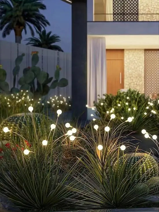 Solarbetriebene Gartenleuchten mit Erdspieß, warmweiß, für Außenbereich, moderne Landschaftsgestaltung.