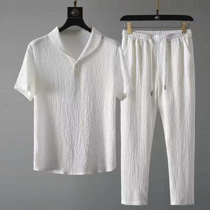 Weißes Herren-Sommer-Set, klassisches Hemd und lässige Hose, leichte Baumwolle, modisch.