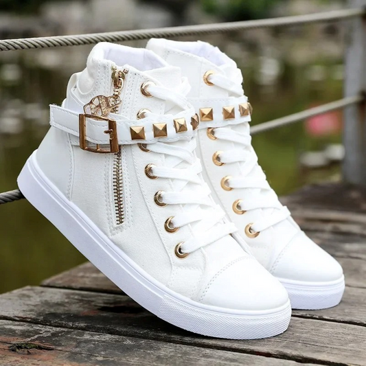 Weiße Damen-Sneaker aus Leder mit Reißverschluss und Nieten, modisch und sportlich.