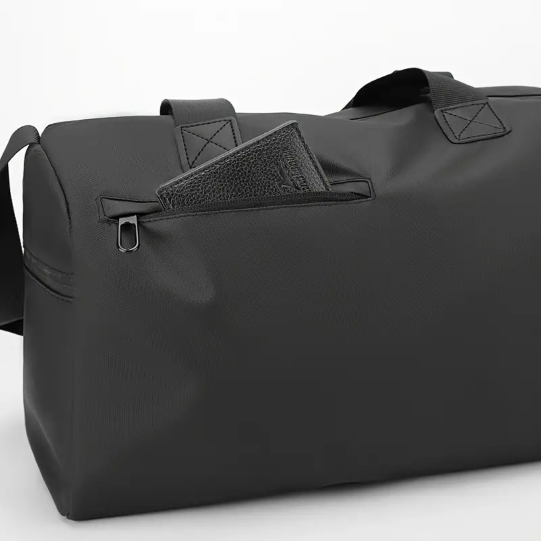 Schwarze wasserdichte Sporttasche mit Schuhfach und Reißverschlusstasche aus Leder.