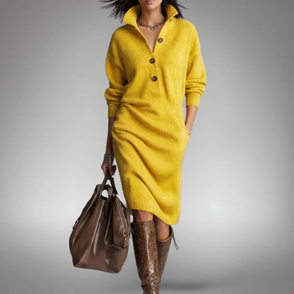 Frau in senfgelbem Strickkleid mit Kragen und drei Knöpfen, Hand in der Tasche, braunen Stiefeln und Tasche 10