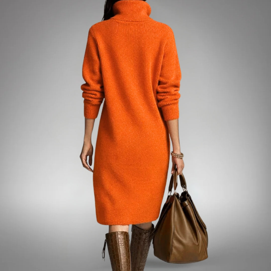 Rückansicht des orangefarbenen Strickkleids mit hohem Rollkragen, getragen mit braunen Stiefeln und brauner Ledertasche 3
