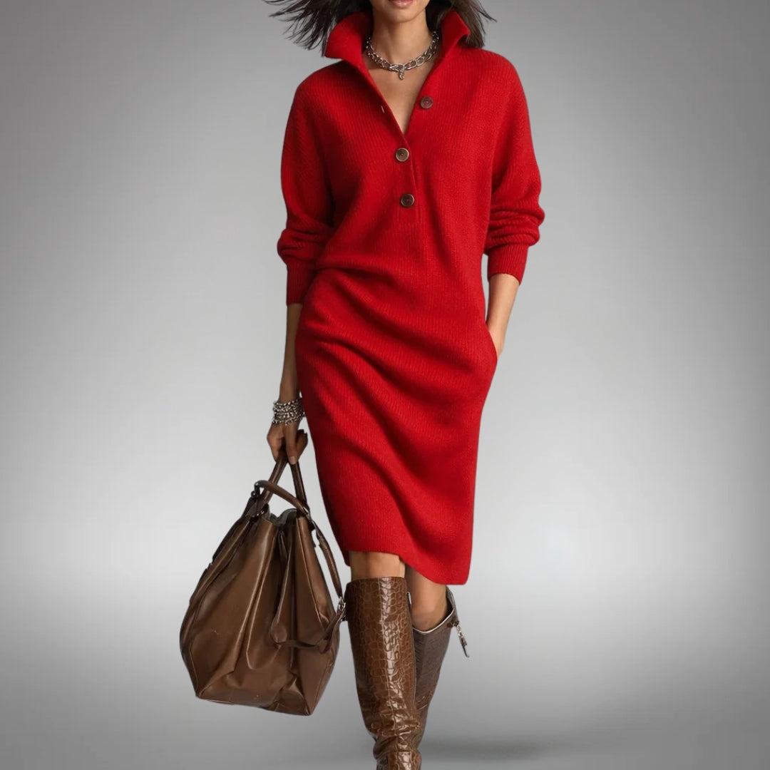 Frau in rotem Strickkleid mit drei Knöpfen, Hand in der Tasche, braunen Krokostiefeln und großer Ledertasche 4