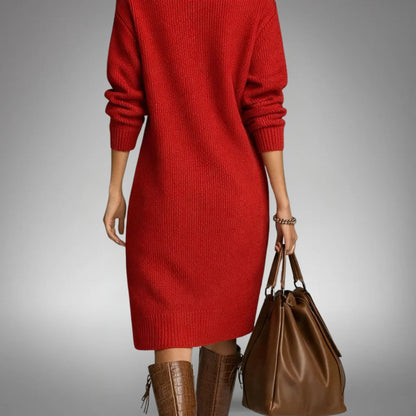 Rückansicht des roten Strickkleids mit gerippten Bündchen und Saum, dazu braune Stiefel und Tasche 5
