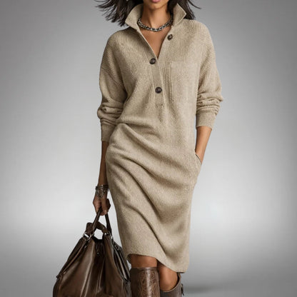 Frau in beigem, fein gerippten Strickkleid mit Knopfleiste, Brusttasche, Statement-Kette und brauner Ledertasche 6