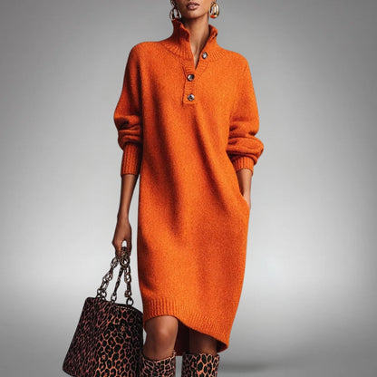 Frau in orangefarbenem Strickkleid mit Knopfleiste, Hand in der Tasche, Leoparden-Handtasche und gemusterten Stiefeln 1