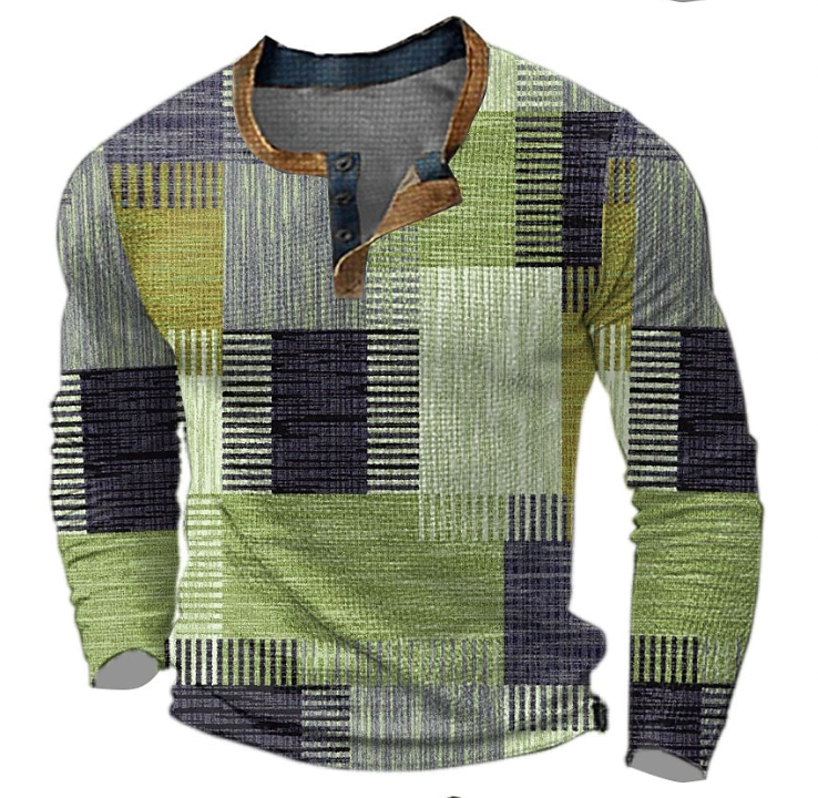 Dasselbe Henley-Shirt in Grün- und Violettgrau-Tönen mit geometrischem Blockmuster und brauner Knopfleiste, Frontansicht. 2