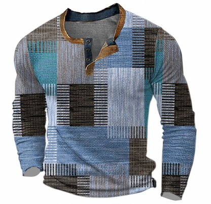 Henley-Shirt in Hellblau, Türkis und Braungrau mit geometrischem Streifenmuster und brauner Kontrastkante am Ausschnitt, Frontansicht. 3