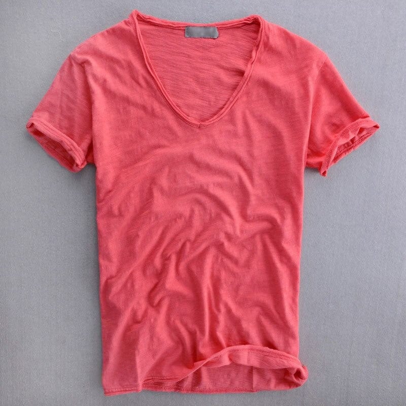 Korallrotes T-Shirt mit V-Ausschnitt und fein strukturiertem Gewebe, Vorderansicht flach auf grauem Untergrund liegend. 3