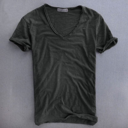 Dunkelgraues V-Ausschnitt-T-Shirt mit umgeschlagenen Ärmeln und strukturierter Oberfläche, Vorderansicht flach auf grauem Hintergrund. 4