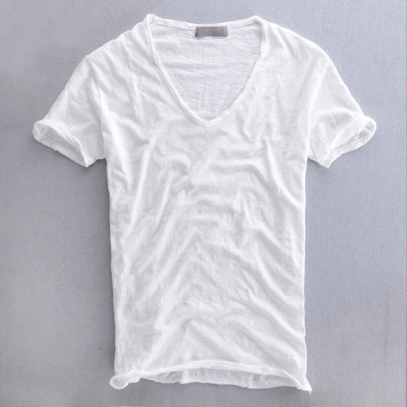 Weißes V-Ausschnitt-T-Shirt mit leicht strukturiertem Stoff, Vorderansicht flach auf grauem Hintergrund, Ärmelsäume lässig umgekrempelt. 2