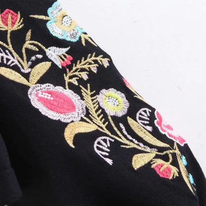 Schwarzer Pullover mit floraler Stickerei, Vintage-Stil, langarm, Rollkragen, Damenmode.