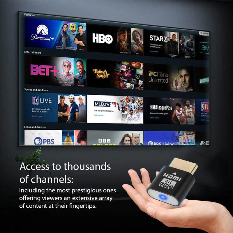 Schwarzer Stecker auf einer geöffneten Handfläche vor einem Fernseher, auf dessen Bildschirm eine Übersicht mit Streaming-Kanälen und Sendungen zu sehen ist. 5