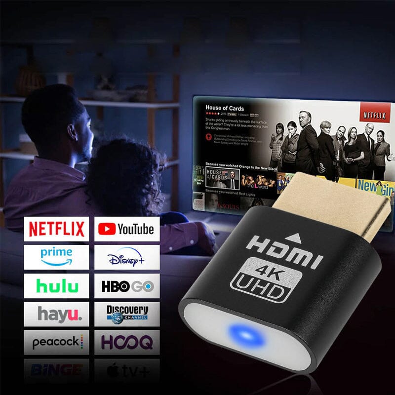 Schwarzer Stecker im Vordergrund, dahinter ein Paar auf dem Sofa vor einem Fernseher mit Serienauswahl, links eine Reihe von Streaming-Dienst-Logos. 8