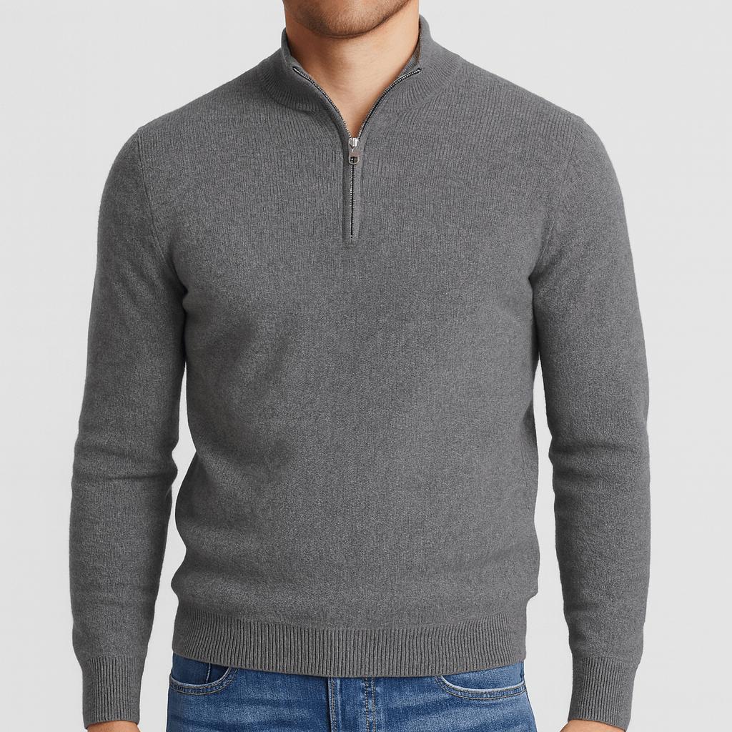 Model trägt den Pullover in Grau mit Reißverschluss am Kragen, dazu blaue Jeans 4