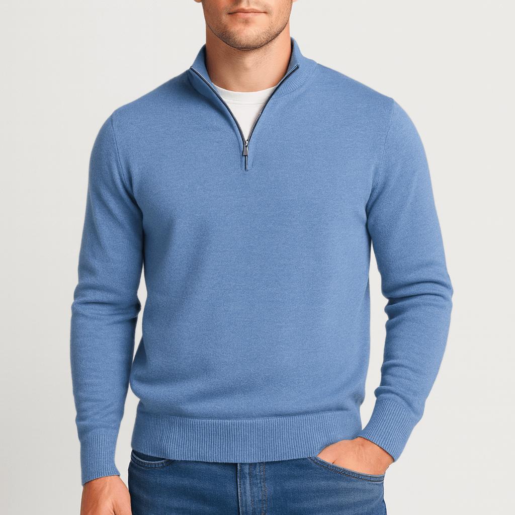 Frontansicht des blauen Pullovers am Model, eine Hand in der Hosentasche, Reißverschluss am Stehkragen 13