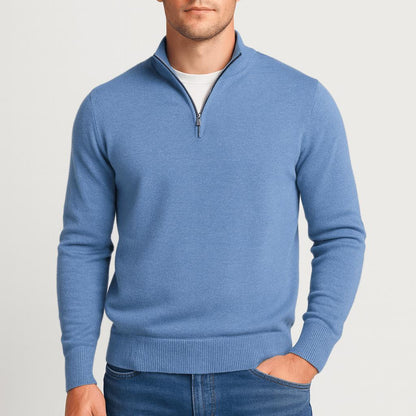 Model im blauen Pullover mit Reißverschluss am Kragen, eine Hand in der Jeanstasche 6