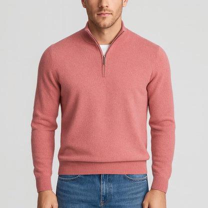 Model trägt den Pullover in Altrosa mit Stehkragen und Reißverschluss, kombiniert mit Jeans 7