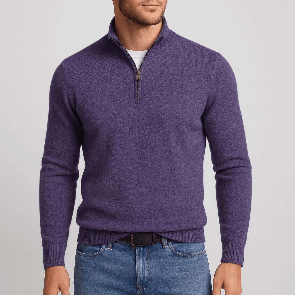 Model trägt den Pullover in Violett mit Reißverschluss am Stehkragen, dazu Jeans und dunkler Gürtel 8
