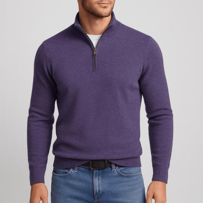 Model trägt den Pullover in Violett mit Reißverschluss am Stehkragen, dazu Jeans und dunkler Gürtel 8