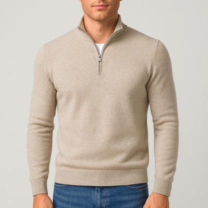 Model trägt den Pullover in Beige mit Reißverschluss am Stehkragen, kombiniert mit Jeans 1