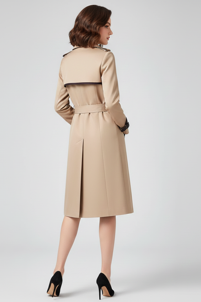 Rückansicht des beigen Trenchcoats am Model mit Rückenpasse, Gürtel in der Taille und tiefer Rückenfalte im Rock. 4